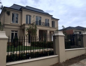 fence with spikes and bnalcony 02